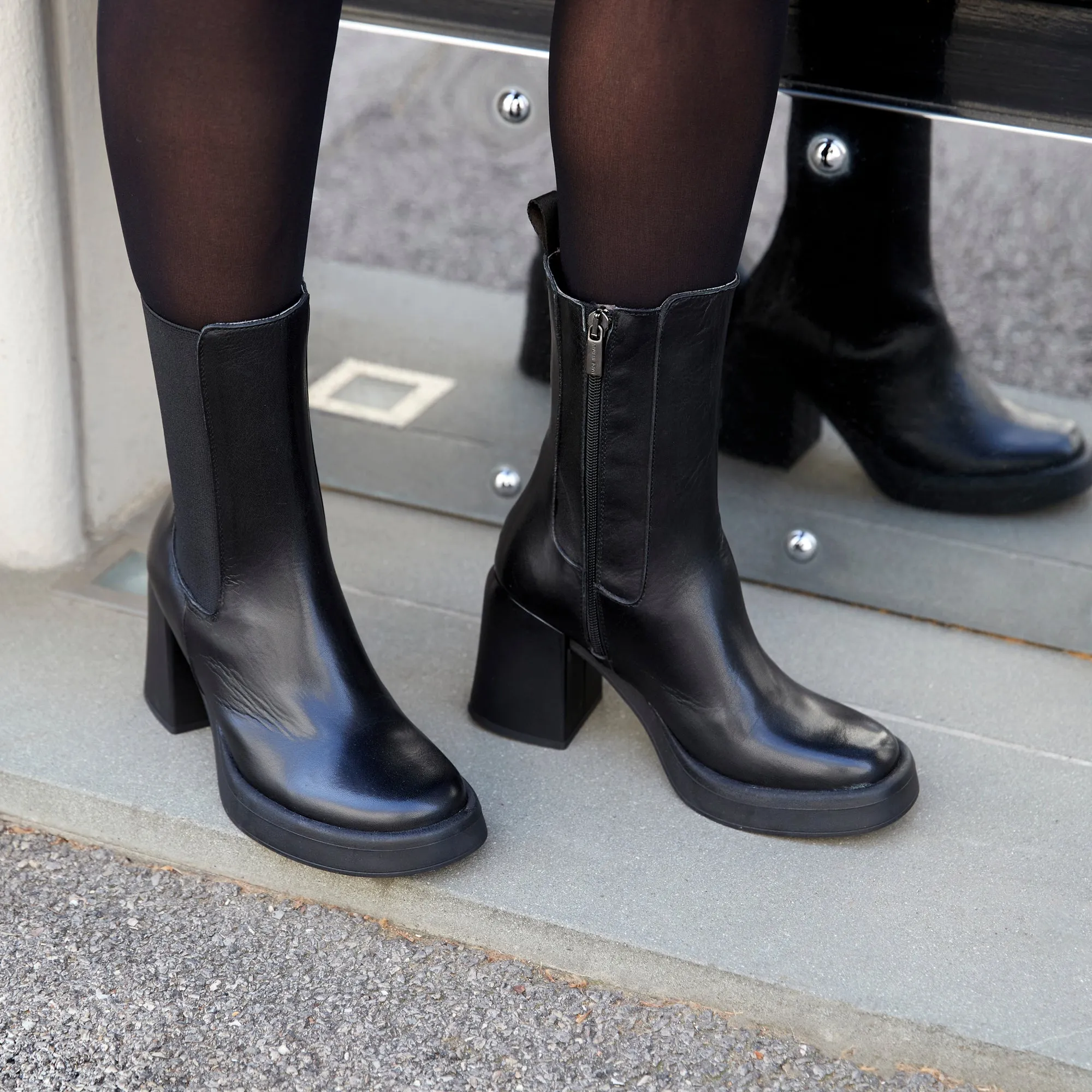 Heeled chelsea boot black