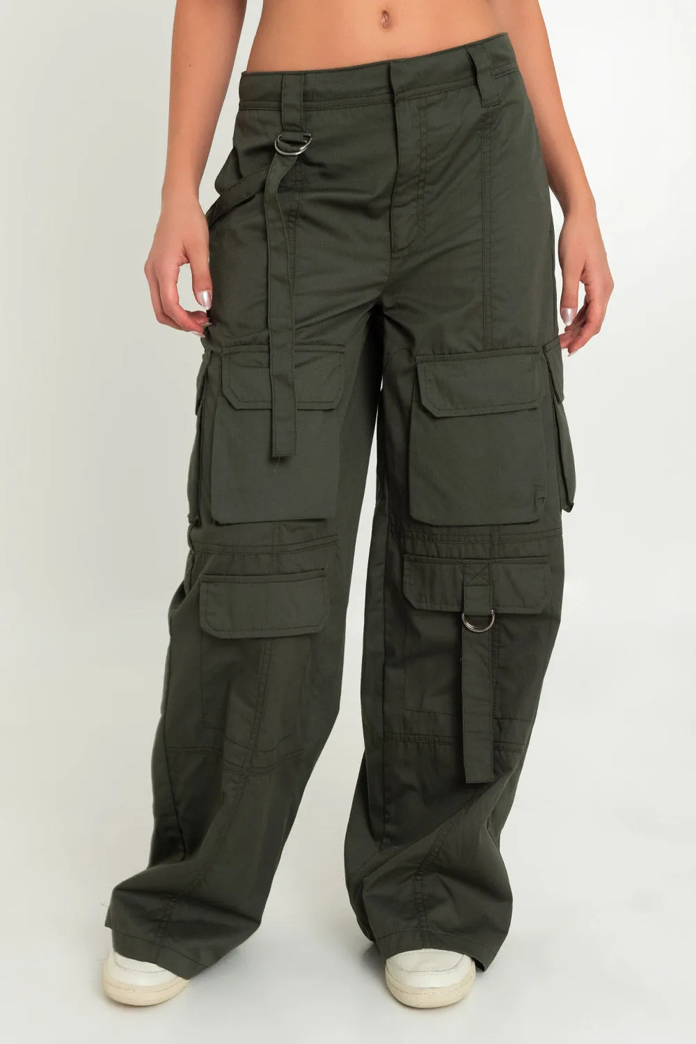 Pantalón cargo de fit recto con trabillas decorativas