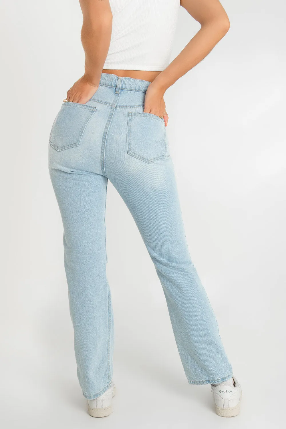 Pantalón de denim fit recto con rotos