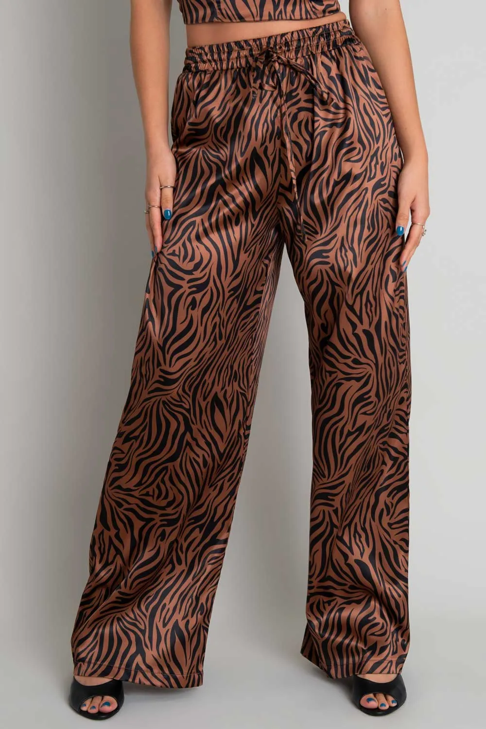 Pantalón satinado animal print con jareta