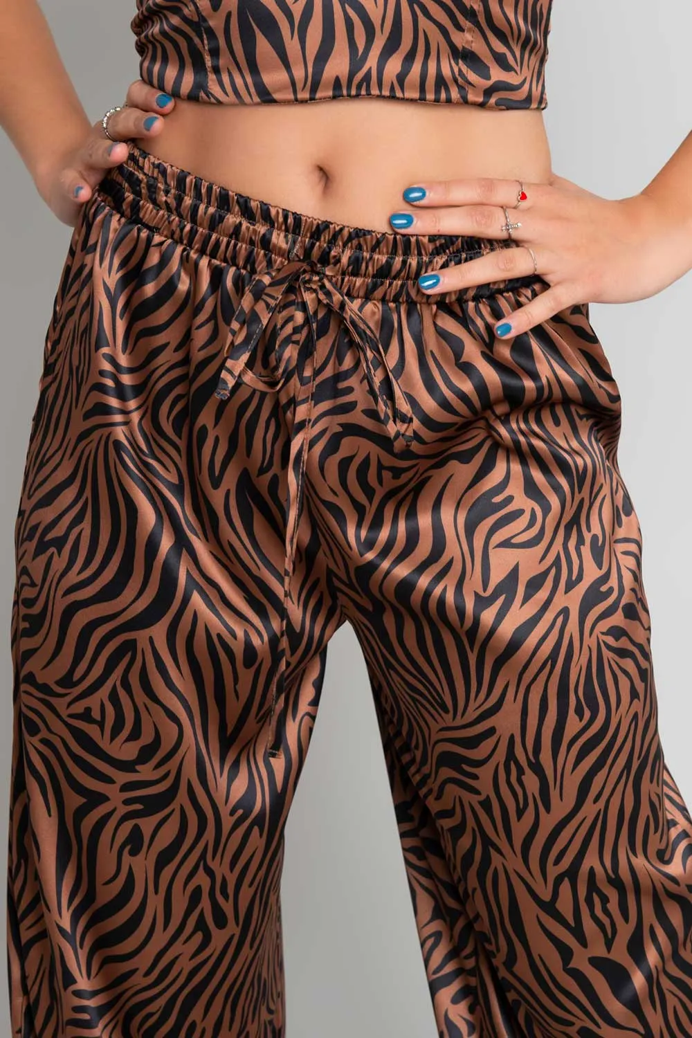 Pantalón satinado animal print con jareta