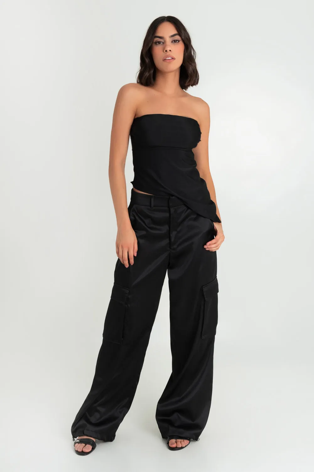 Pantalón wide leg fit satinado cargo