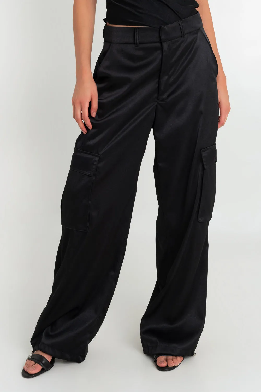 Pantalón wide leg fit satinado cargo