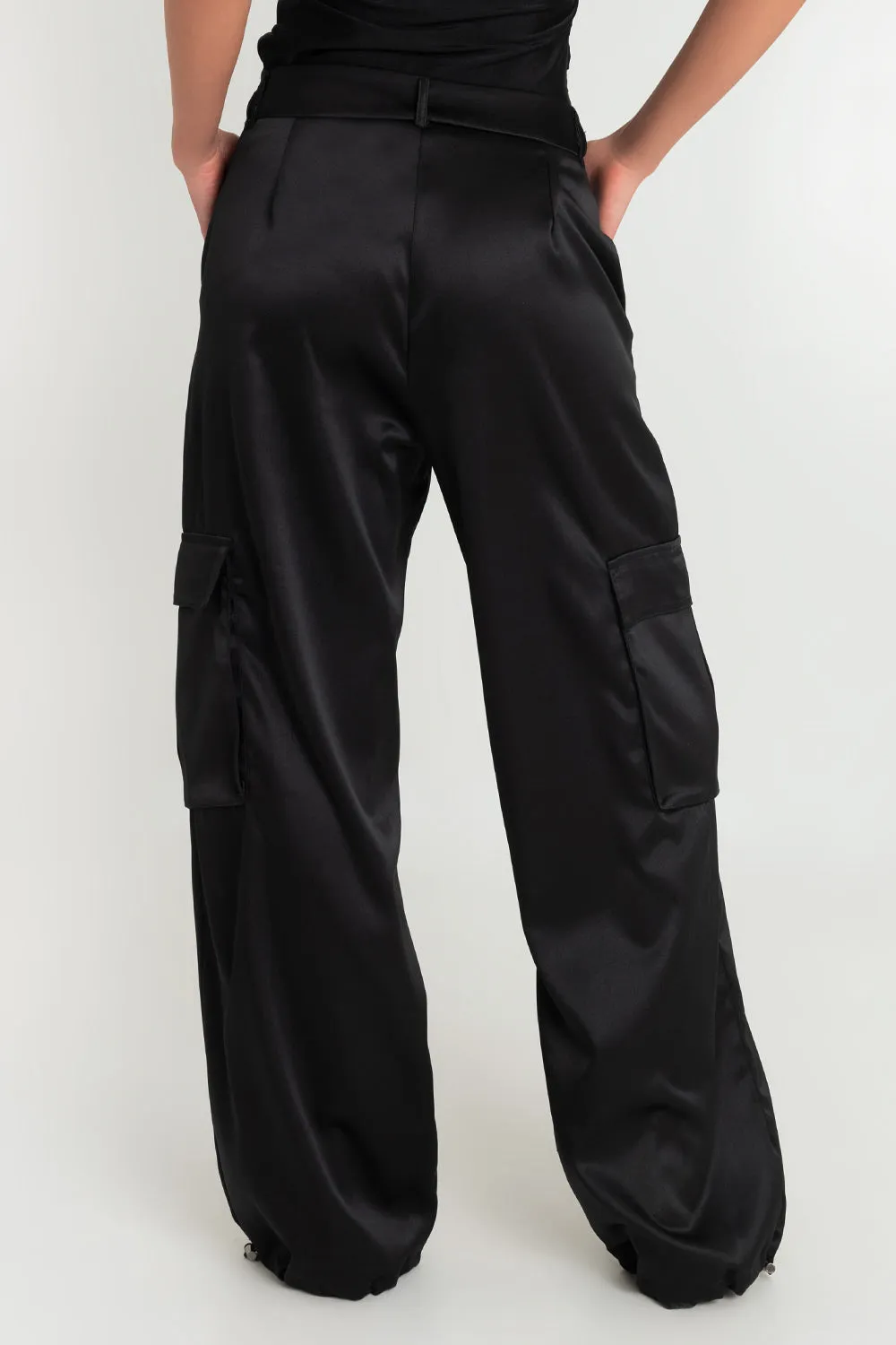 Pantalón wide leg fit satinado cargo