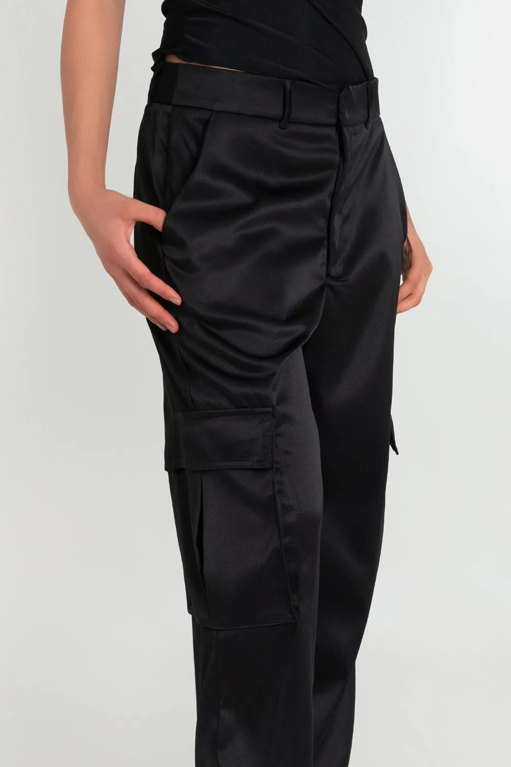 Pantalón wide leg fit satinado cargo