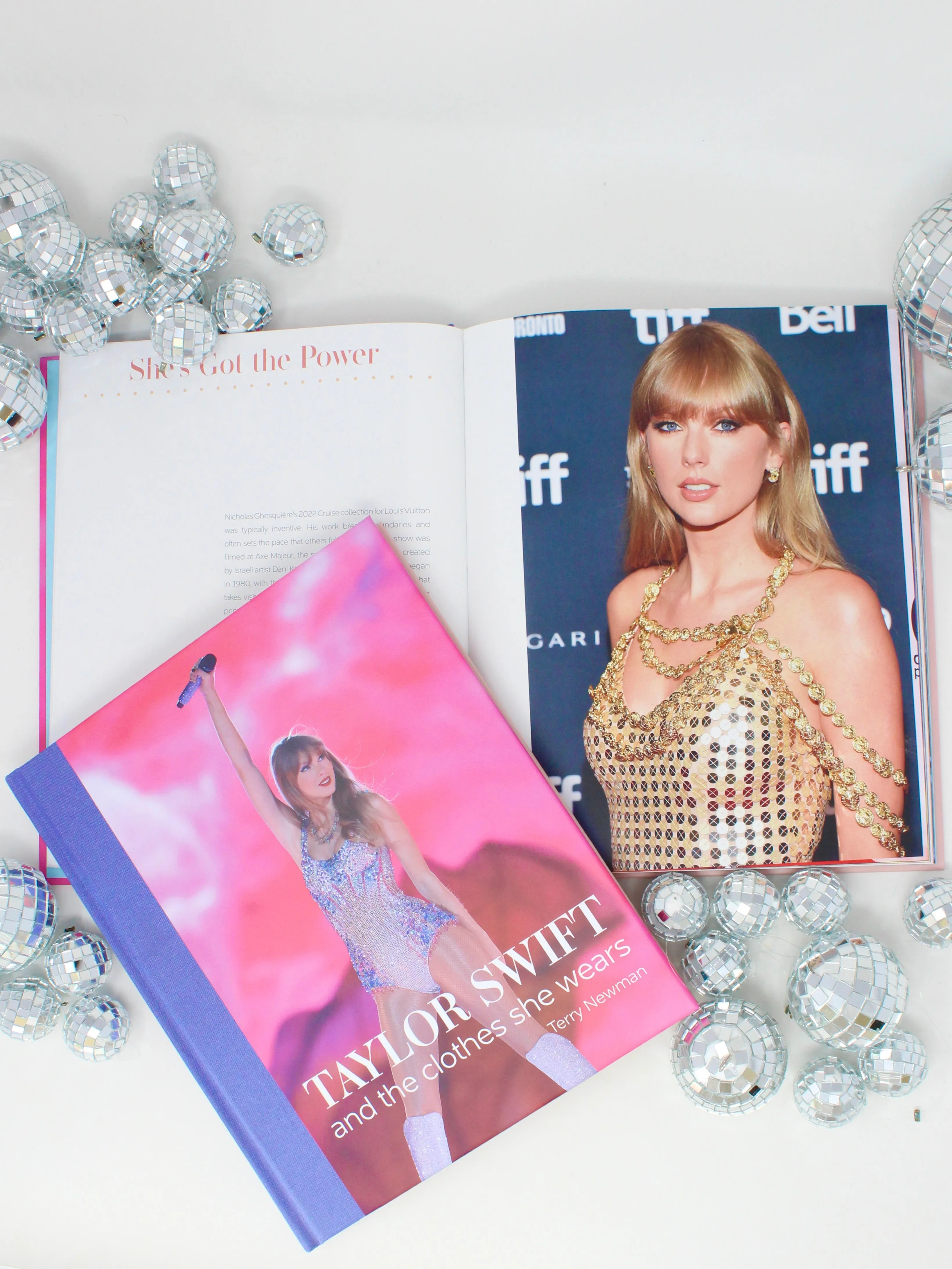 Taylor Swift & The Clothes She Wears Book